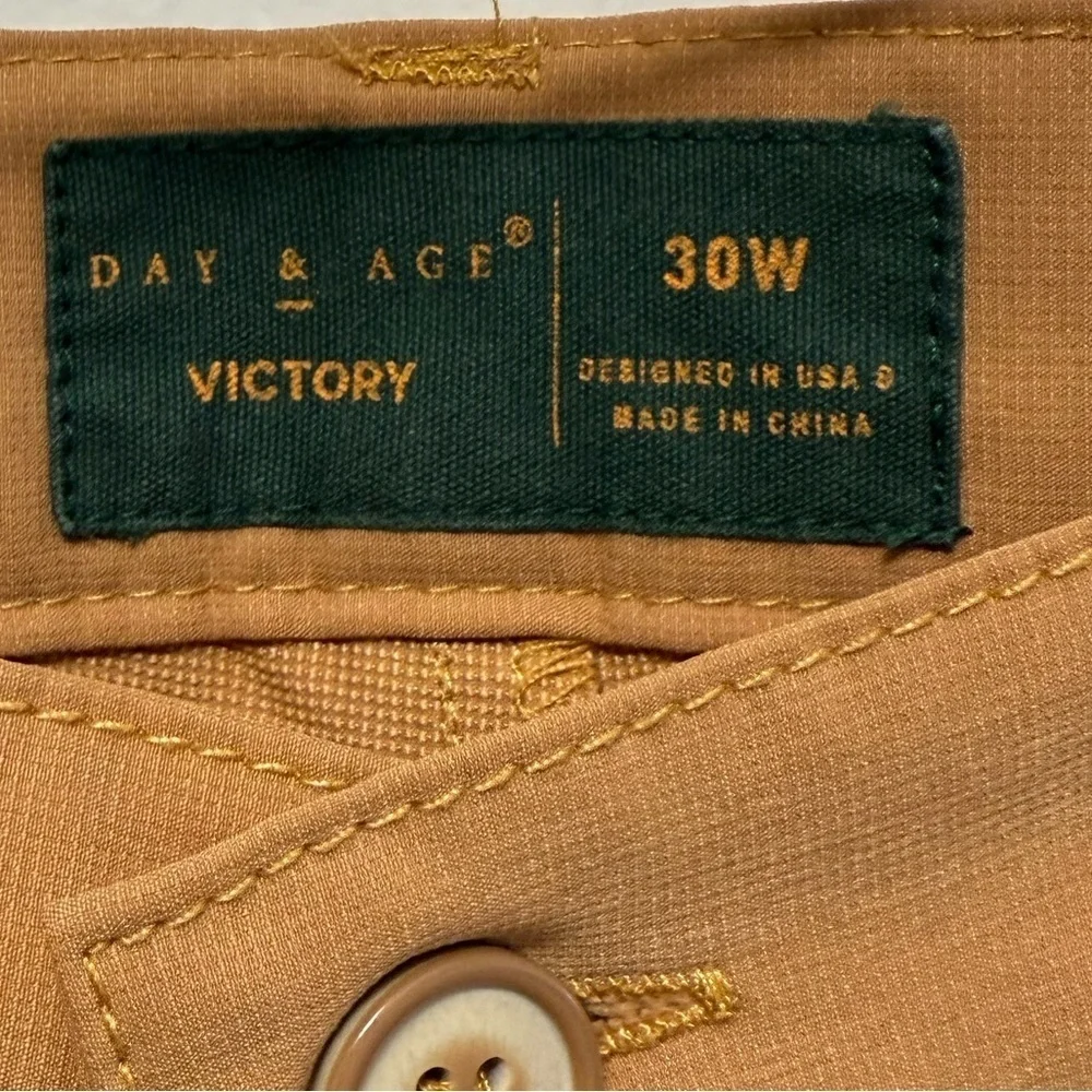 Day & Age Victory Golf Tan Shorts Size 30